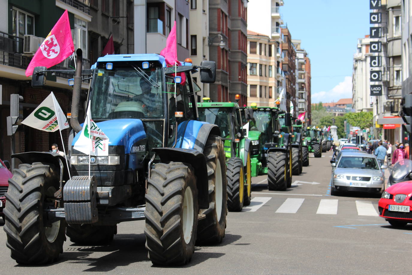 Trece camiones recorren las calles de León contra una PAC «cada vez menos productivista».