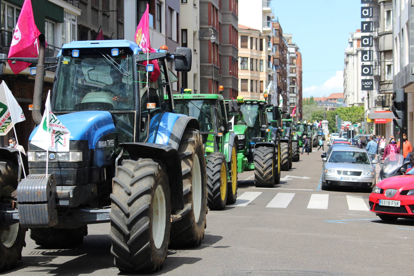 Trece camiones recorren las calles de León contra una PAC «cada vez menos productivista».