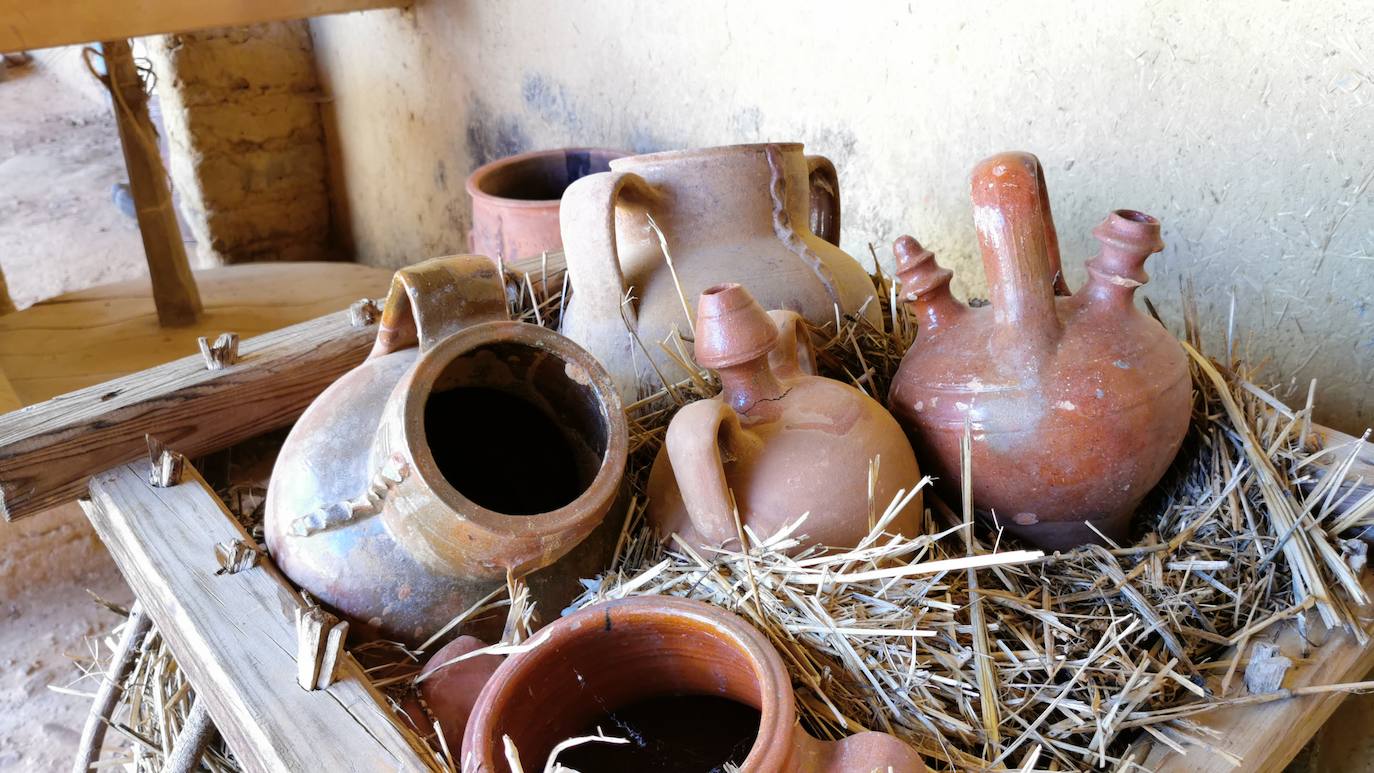 En alfares como estos, el gremio de los alfareros alcanzó su máximo esplendor a mediados del siglo XX cuando llegaron a superar el centenar y había días que se encendían hasta 30 hornos para la cocción de los cacharros en Jiménez de Jamuz