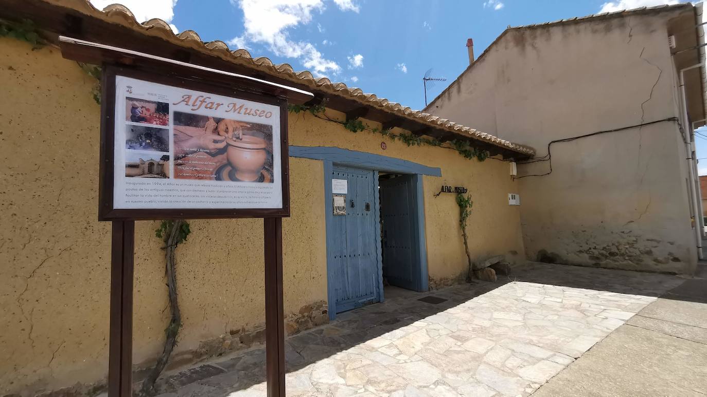 En alfares como estos, el gremio de los alfareros alcanzó su máximo esplendor a mediados del siglo XX cuando llegaron a superar el centenar y había días que se encendían hasta 30 hornos para la cocción de los cacharros en Jiménez de Jamuz