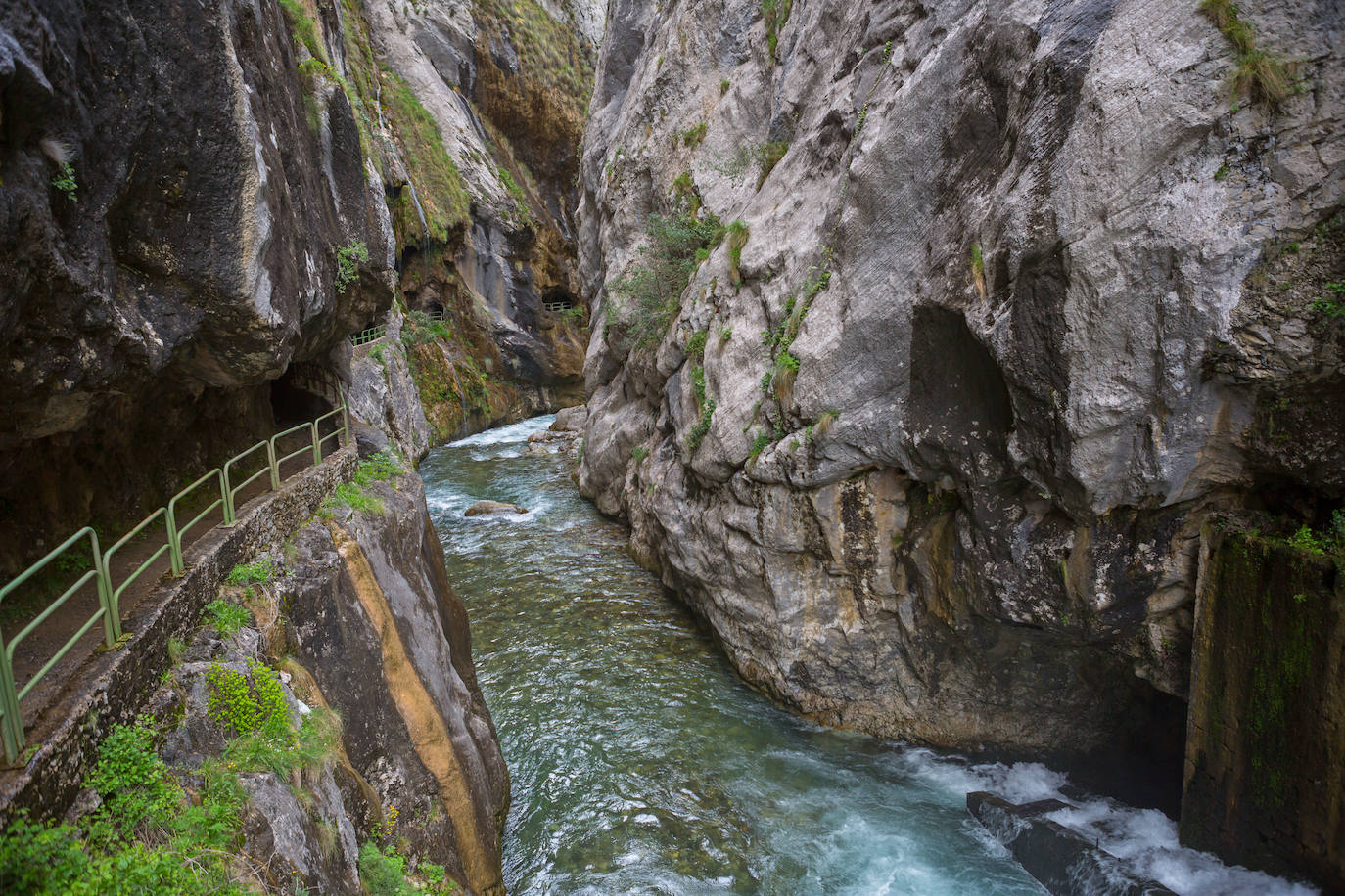 RUTA DEL CARES (PICOS DE EUROPA, LEÓN - ASTURIAS) | En el Parque Nacional de los Picos de Europa, uno de los más visitados de España, se encuentra uno de los itinerarios de senderismo más conocidos, la Ruta del Cares. Mediante unos 12 kilómetros de recorrido, une las provincias de Asturias y León. Esta senda recibe su nombre del río Cares, que la acompaña durante todo el camino, aunque también es conocida como la Divina Garganta. El visitante transitará por caminos estrechos y desfiladeros. 