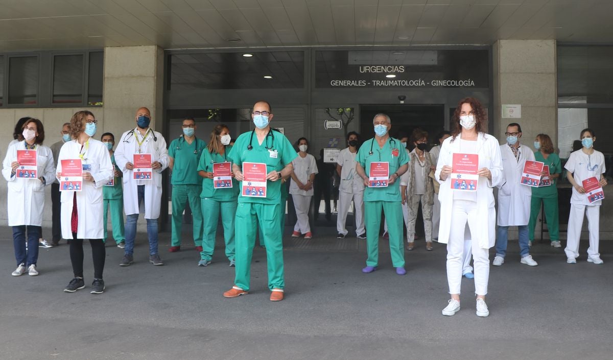 Los médicos de Urgencias se concentran para reclamar la creación de una especialidad propia en el sistema sanitario español.