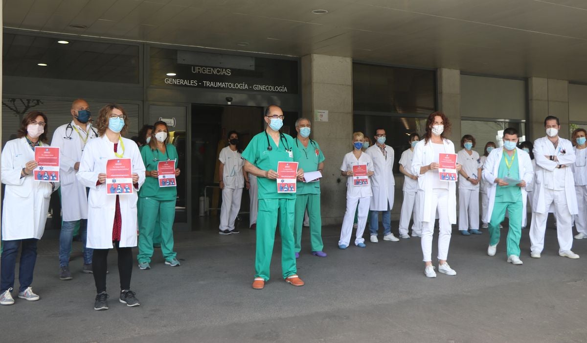 Los médicos de Urgencias se concentran para reclamar la creación de una especialidad propia en el sistema sanitario español.