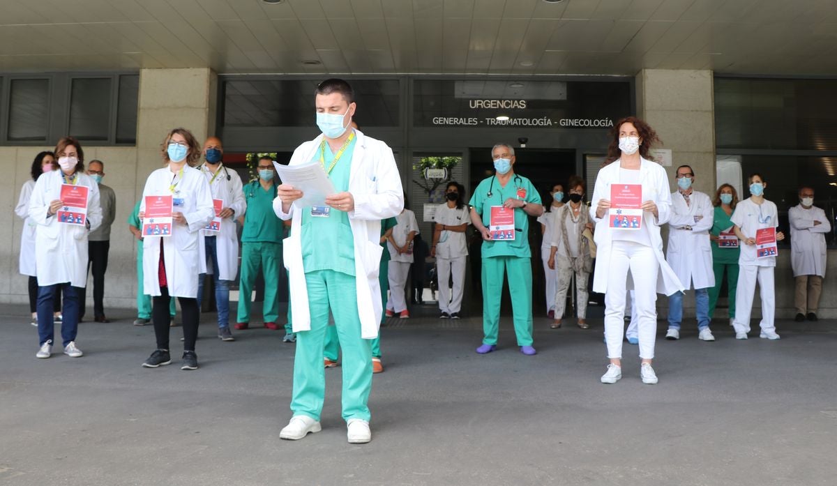 Los médicos de Urgencias se concentran para reclamar la creación de una especialidad propia en el sistema sanitario español.