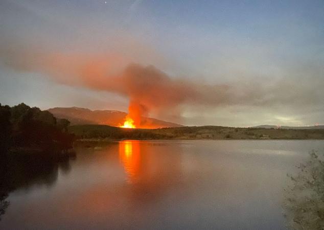 En la zona tan solo pueden intervenir medios aéreos ante la imposibilidad de actuar equipos terrestres por ser zona militar con numerosos explosivos activos | El fuego se ha propagado desde su núcleo entre los ríos Llamas y Espino. 