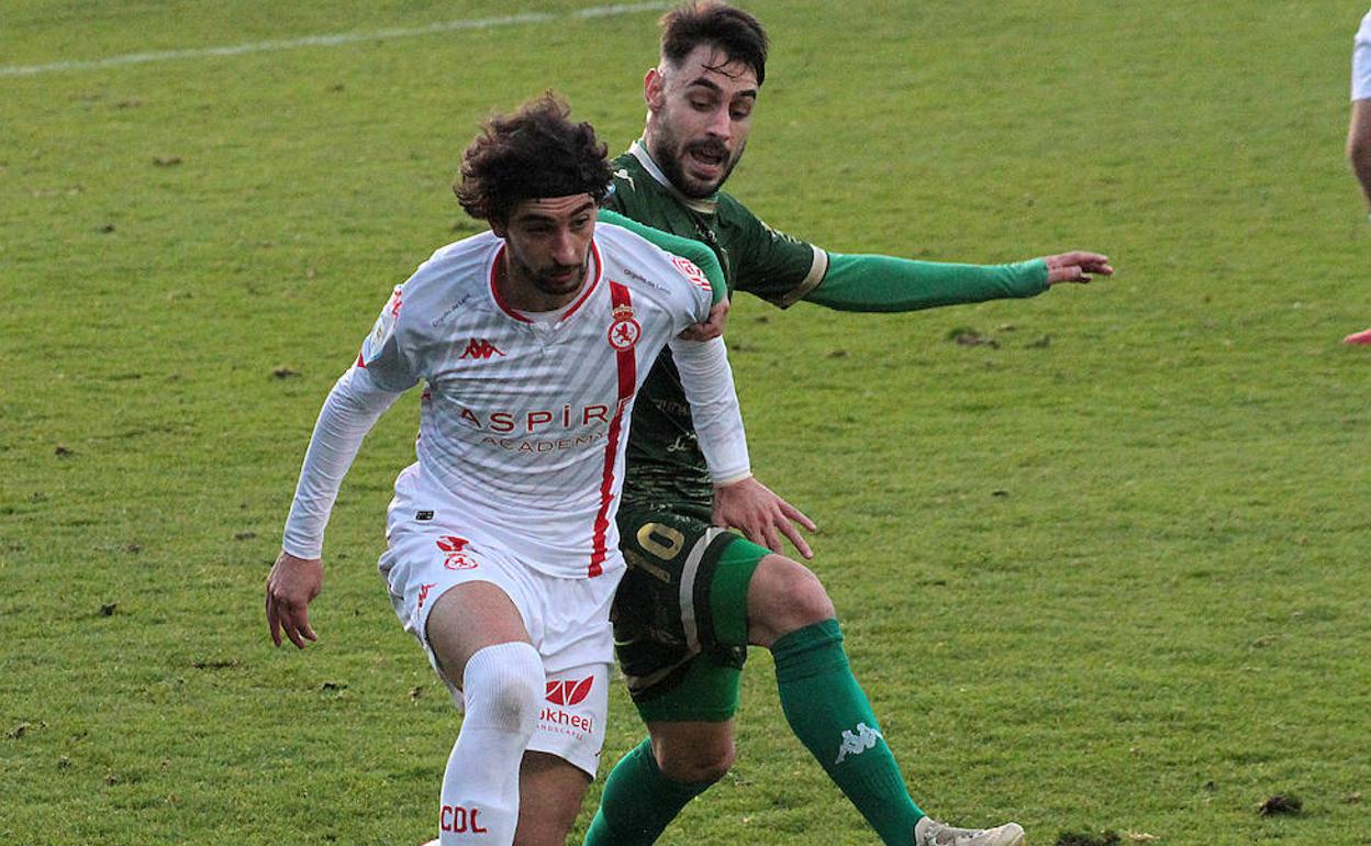 Taranilla disputa un balón en un duelo ante el Júpiter.