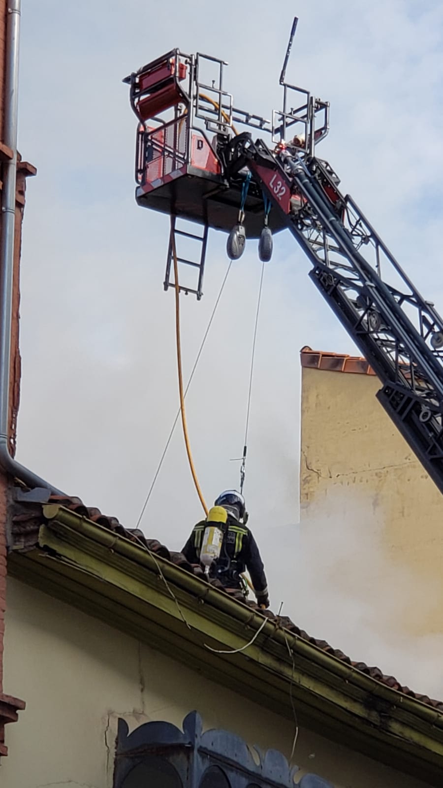 El incendio se ha desencadenado a primera hora de la mañana en uno de los inmuebles de la calle Cervantes de la capital leonesa.