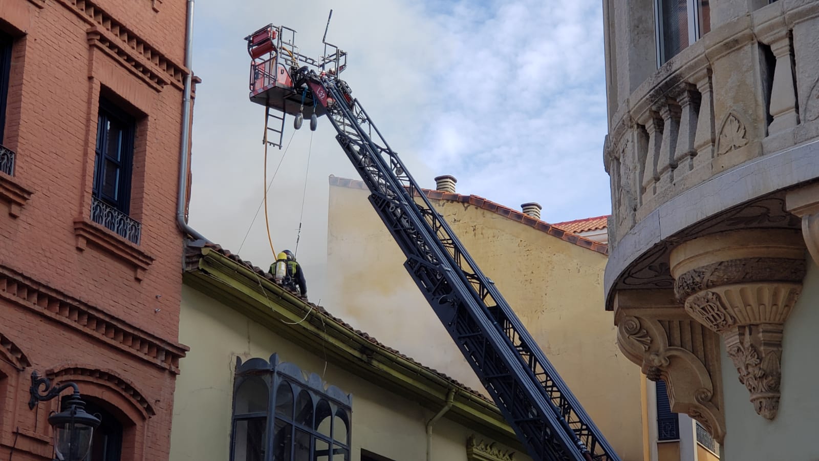 El incendio se ha desencadenado a primera hora de la mañana en uno de los inmuebles de la calle Cervantes de la capital leonesa.