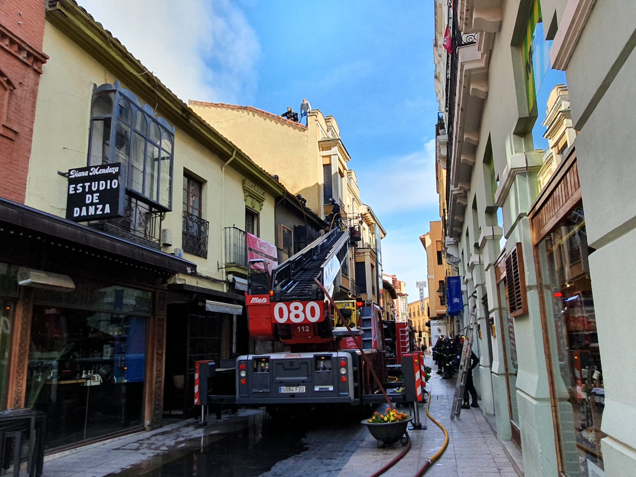 El incendio se ha desencadenado a primera hora de la mañana en uno de los inmuebles de la calle Cervantes de la capital leonesa.