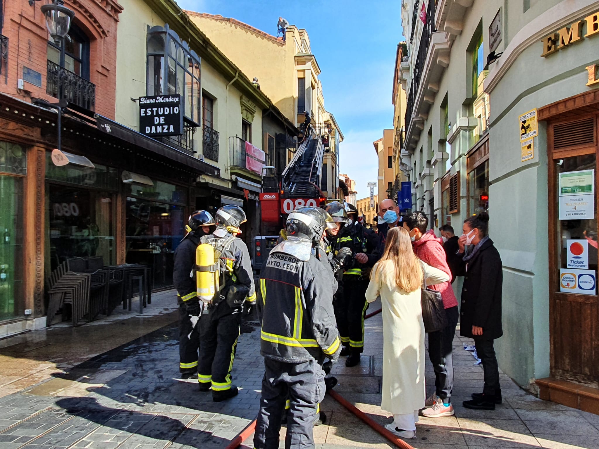 El incendio se ha desencadenado a primera hora de la mañana en uno de los inmuebles de la calle Cervantes de la capital leonesa.