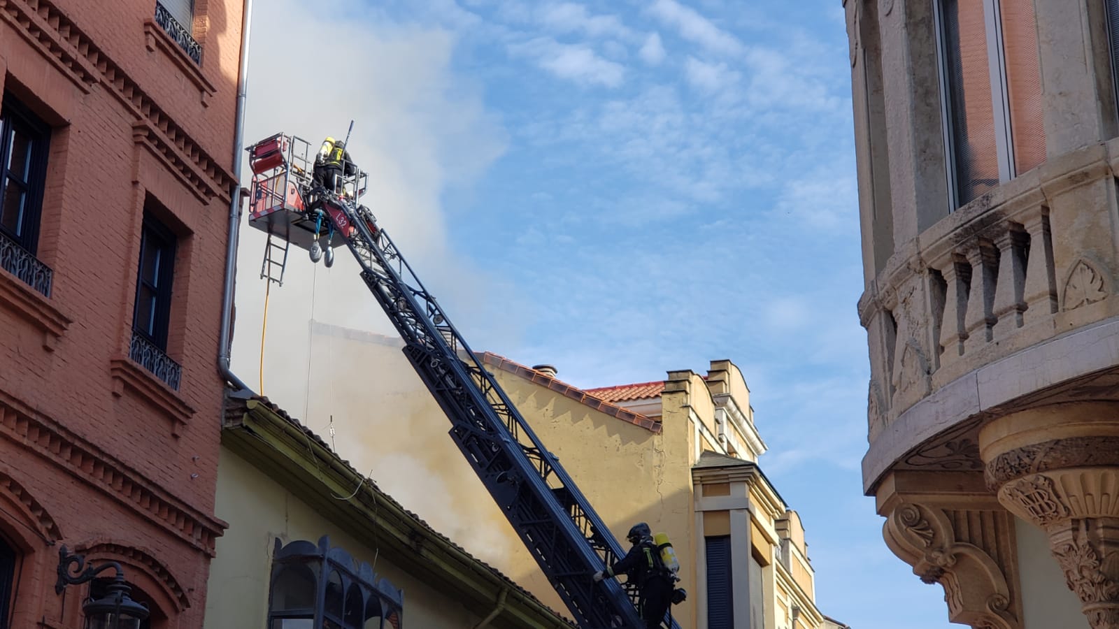 El incendio se ha desencadenado a primera hora de la mañana en uno de los inmuebles de la calle Cervantes de la capital leonesa.