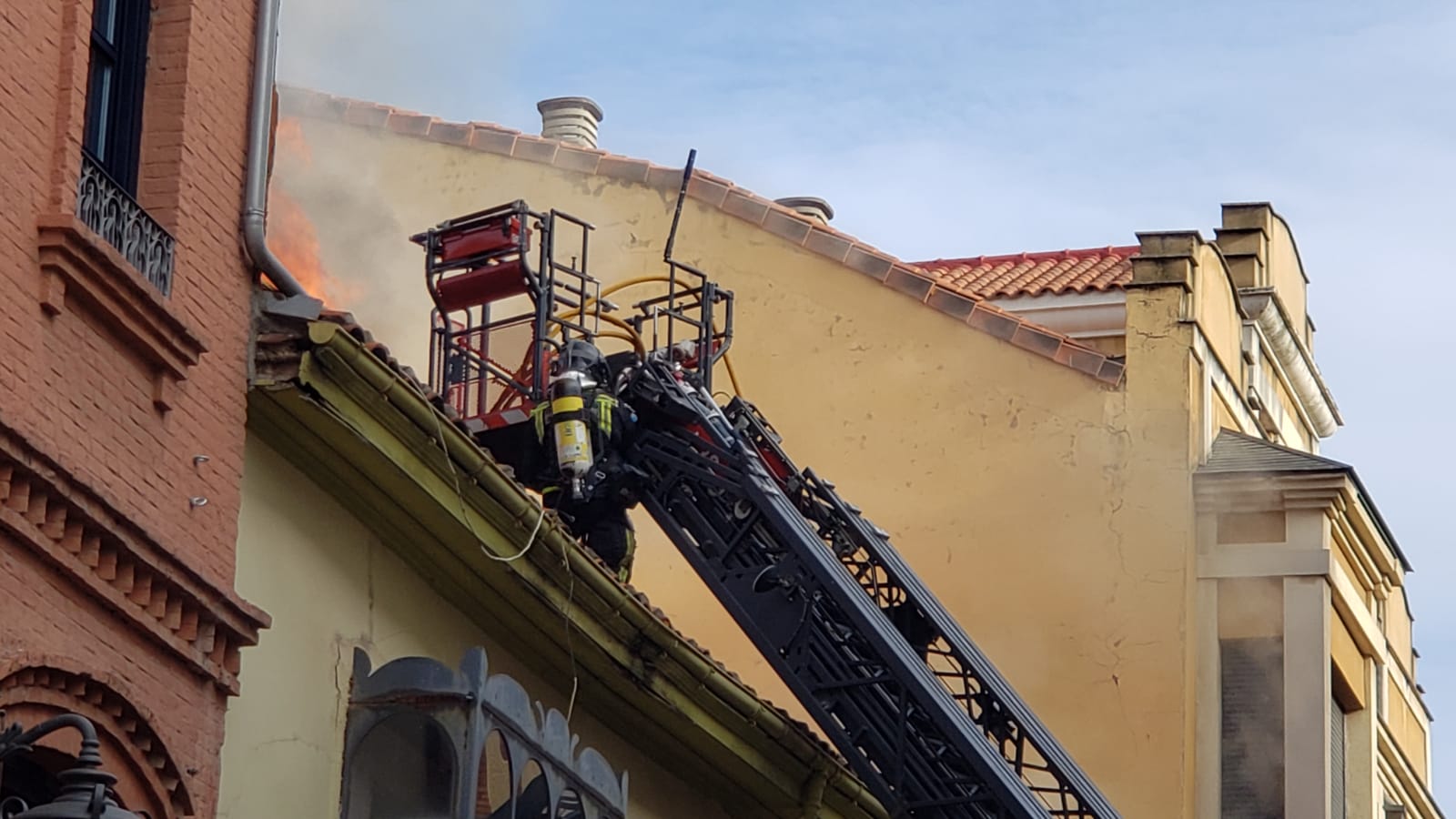 El incendio se ha desencadenado a primera hora de la mañana en uno de los inmuebles de la calle Cervantes de la capital leonesa.