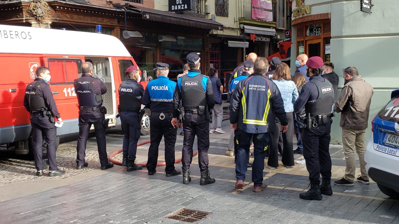 El incendio se ha desencadenado a primera hora de la mañana en uno de los inmuebles de la calle Cervantes de la capital leonesa.