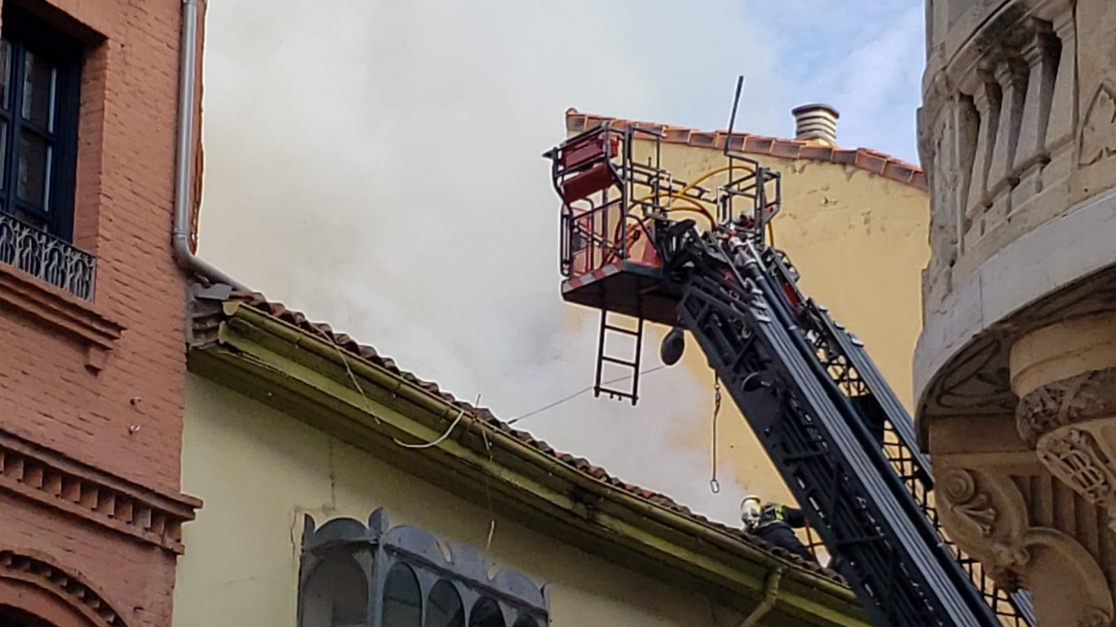 El incendio se ha desencadenado a primera hora de la mañana en uno de los inmuebles de la calle Cervantes de la capital leonesa.