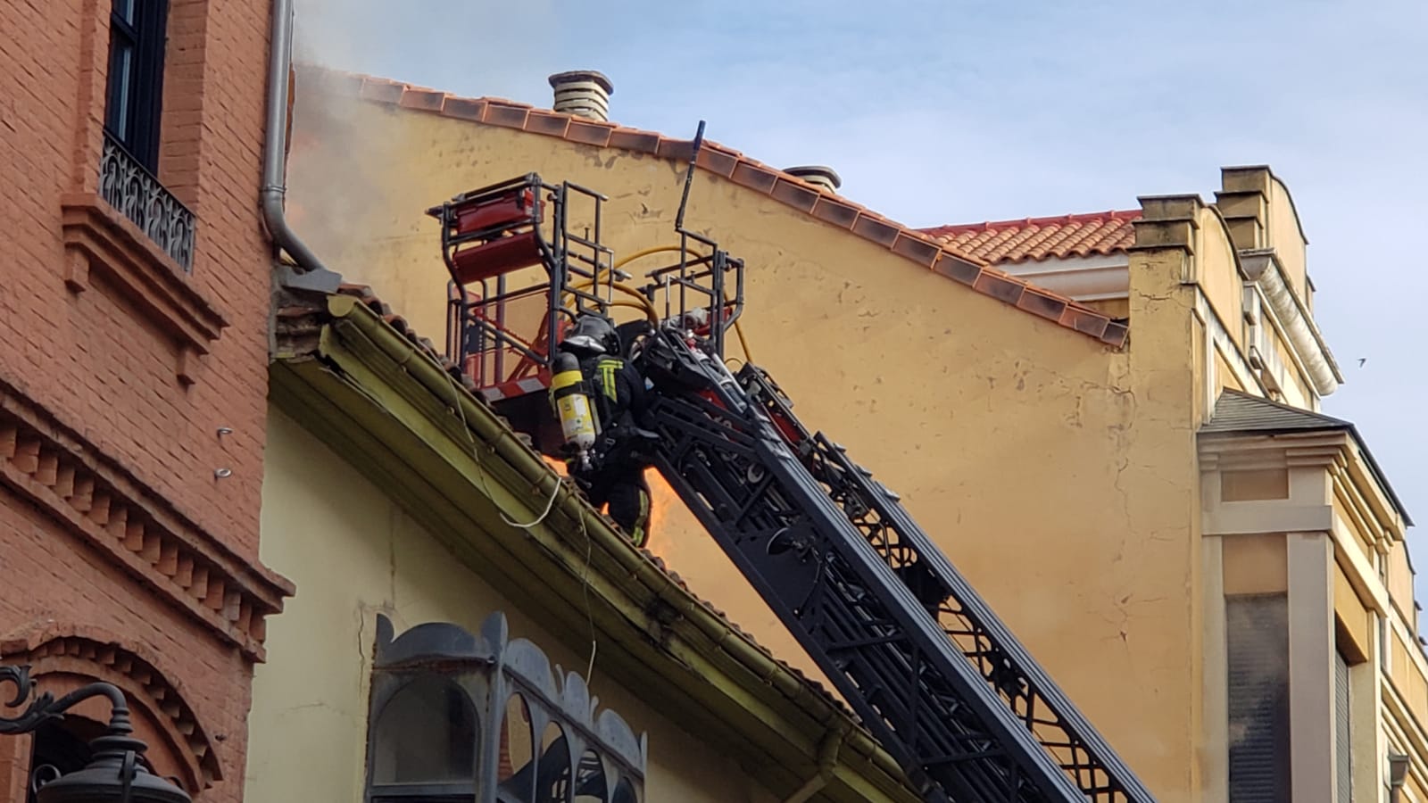 El incendio se ha desencadenado a primera hora de la mañana en uno de los inmuebles de la calle Cervantes de la capital leonesa.