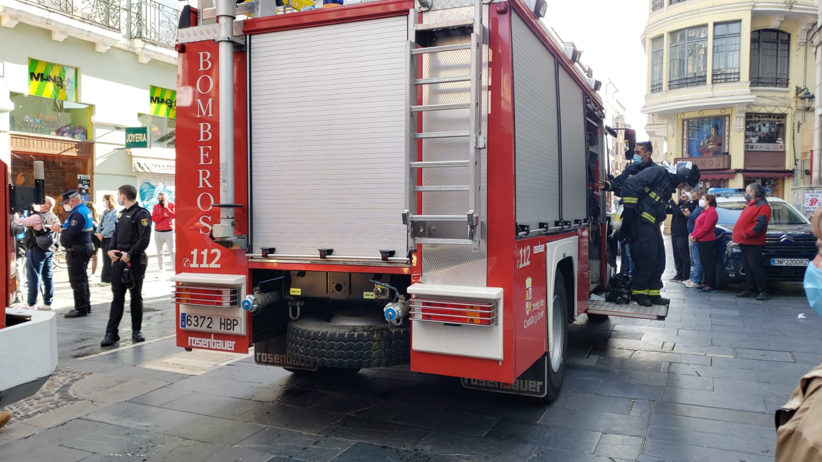 El incendio se ha desencadenado a primera hora de la mañana en uno de los inmuebles de la calle Cervantes de la capital leonesa.