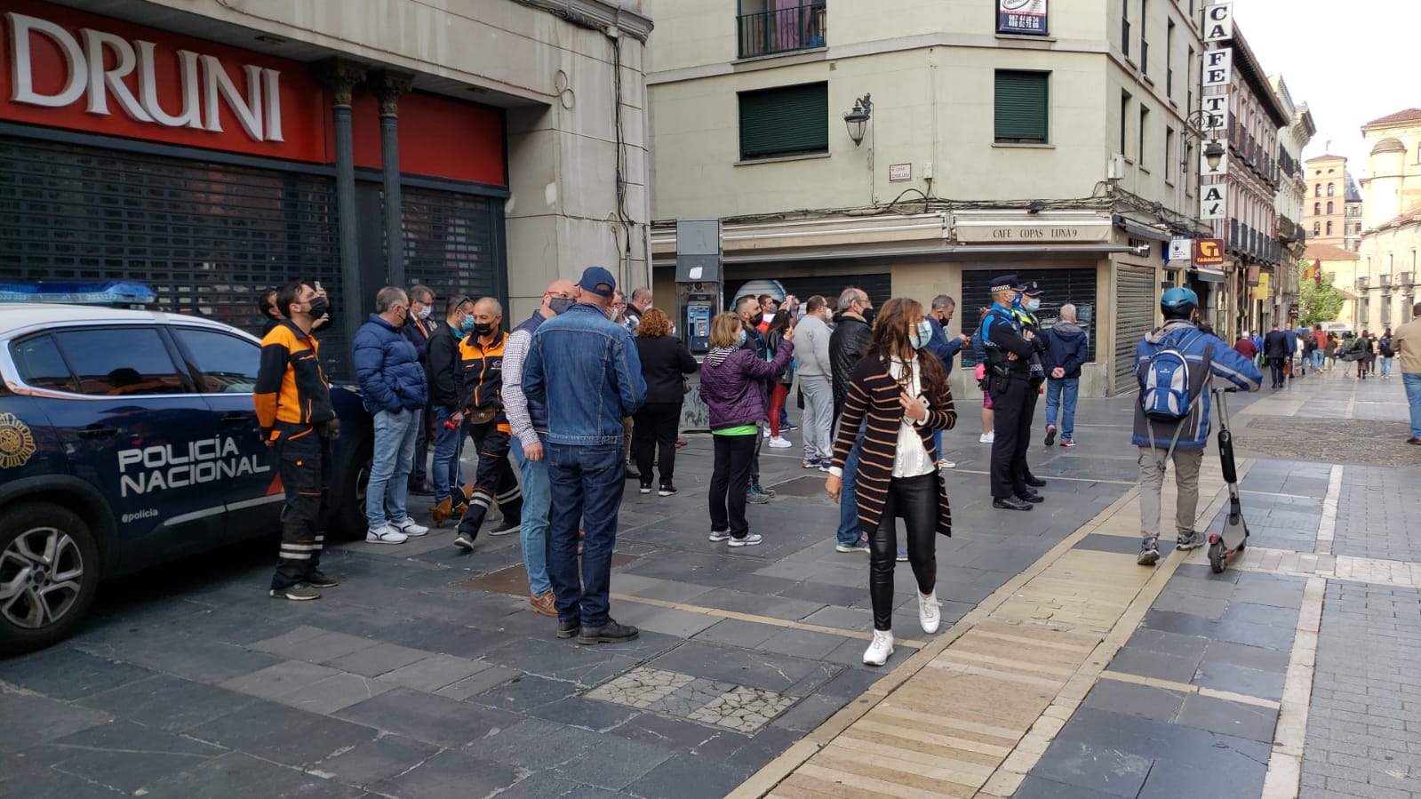 El incendio se ha desencadenado a primera hora de la mañana en uno de los inmuebles de la calle Cervantes de la capital leonesa.