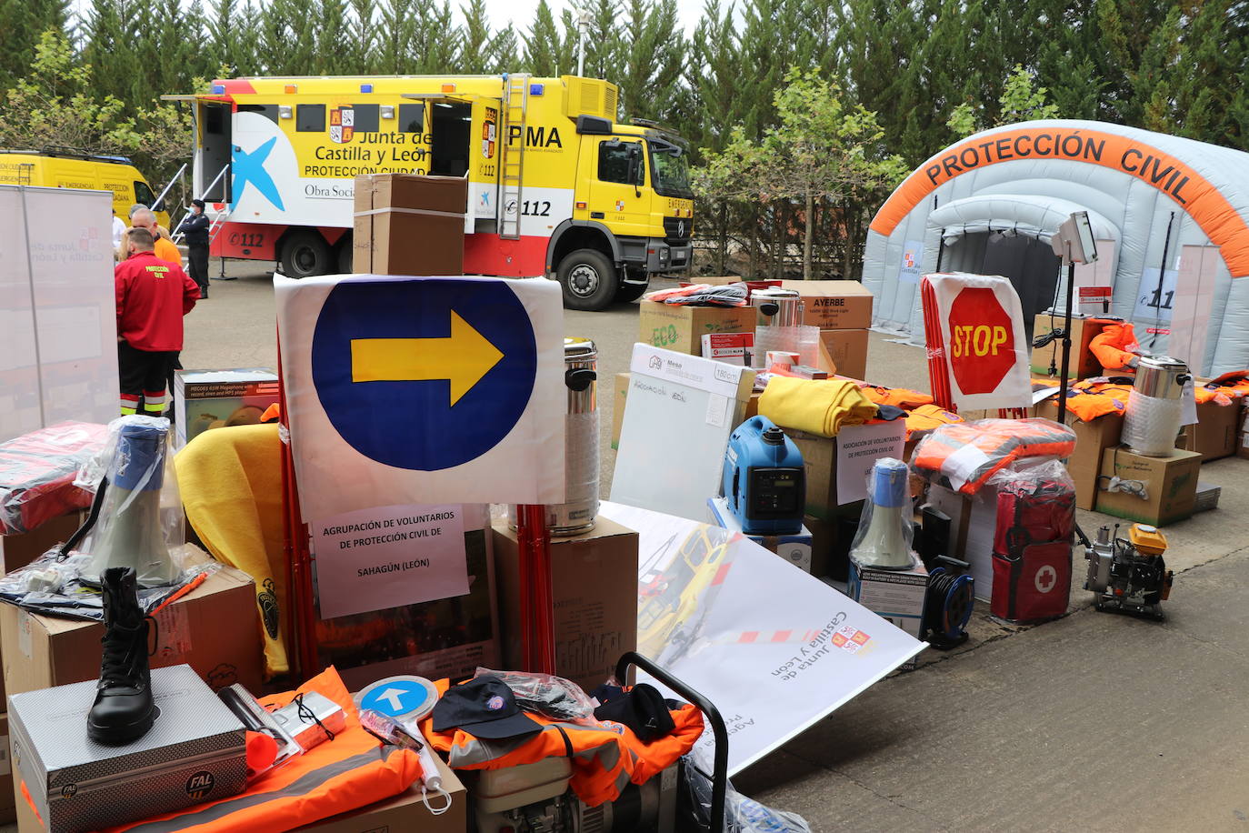 El consejero de Fomento y Medio Ambiente, Juan Carlos-Suárez Quiñones, entrega material y vestuario a las 29 agrupaciones y dos asociaciones del colectivo de voluntarios en la provincia de León 