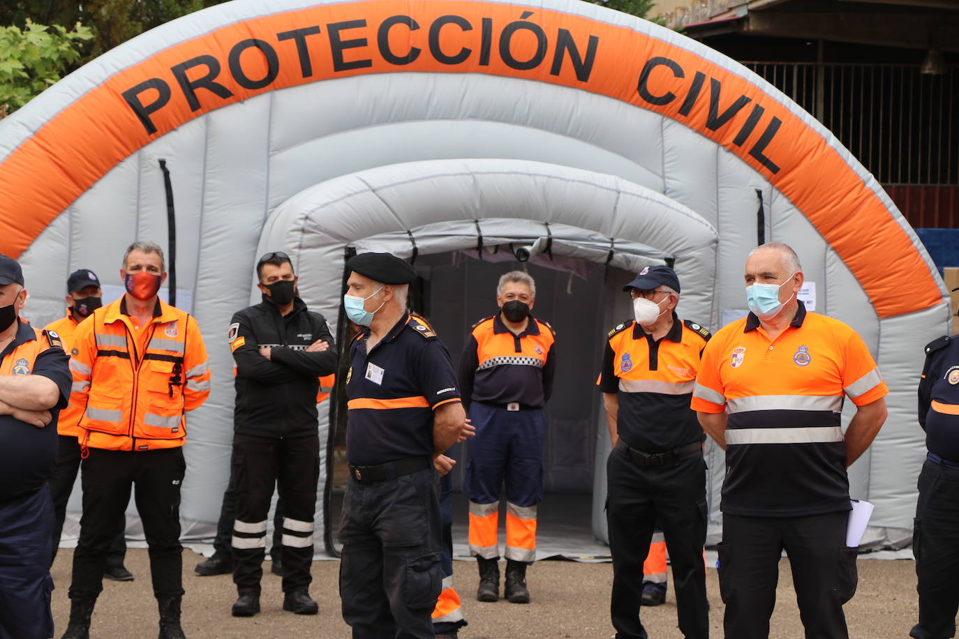 El consejero de Fomento y Medio Ambiente, Juan Carlos-Suárez Quiñones, entrega material y vestuario a las 29 agrupaciones y dos asociaciones del colectivo de voluntarios en la provincia de León 