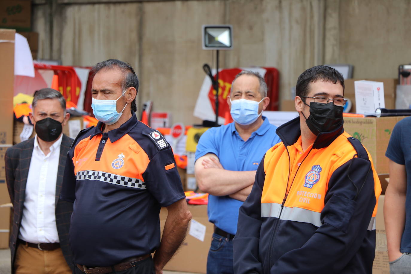 El consejero de Fomento y Medio Ambiente, Juan Carlos-Suárez Quiñones, entrega material y vestuario a las 29 agrupaciones y dos asociaciones del colectivo de voluntarios en la provincia de León 