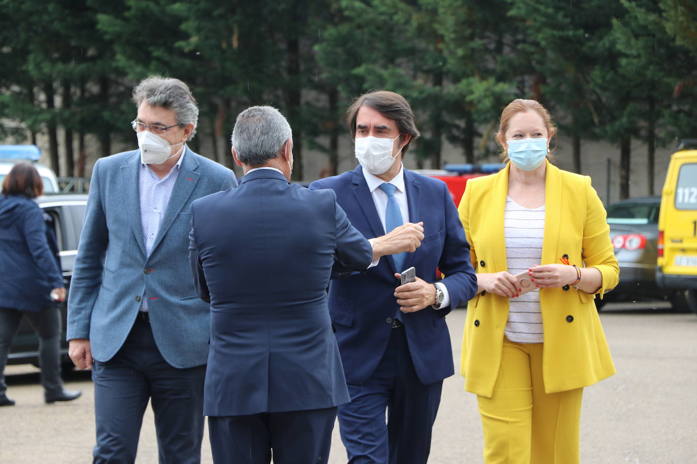 El consejero de Fomento y Medio Ambiente, Juan Carlos-Suárez Quiñones, entrega material y vestuario a las 29 agrupaciones y dos asociaciones del colectivo de voluntarios en la provincia de León 