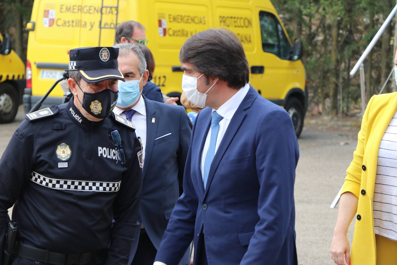 El consejero de Fomento y Medio Ambiente, Juan Carlos-Suárez Quiñones, entrega material y vestuario a las 29 agrupaciones y dos asociaciones del colectivo de voluntarios en la provincia de León 