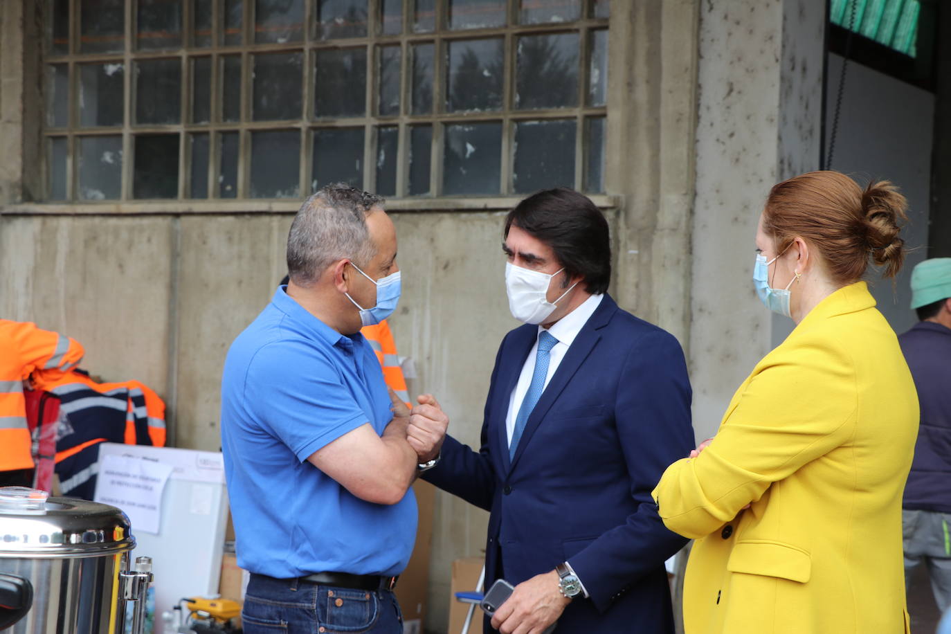 El consejero de Fomento y Medio Ambiente, Juan Carlos-Suárez Quiñones, entrega material y vestuario a las 29 agrupaciones y dos asociaciones del colectivo de voluntarios en la provincia de León 