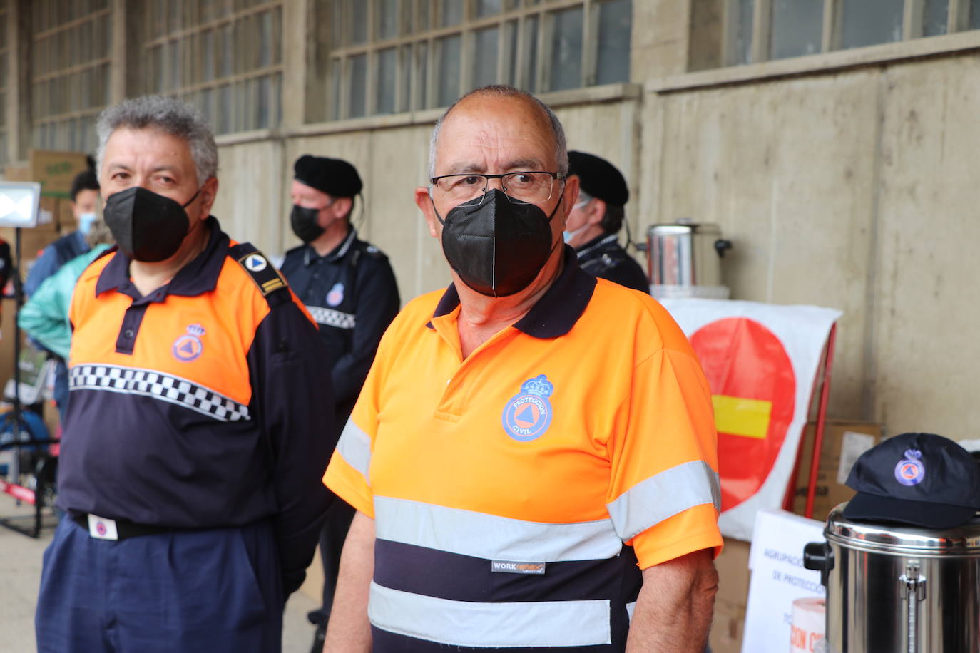 El consejero de Fomento y Medio Ambiente, Juan Carlos-Suárez Quiñones, entrega material y vestuario a las 29 agrupaciones y dos asociaciones del colectivo de voluntarios en la provincia de León 