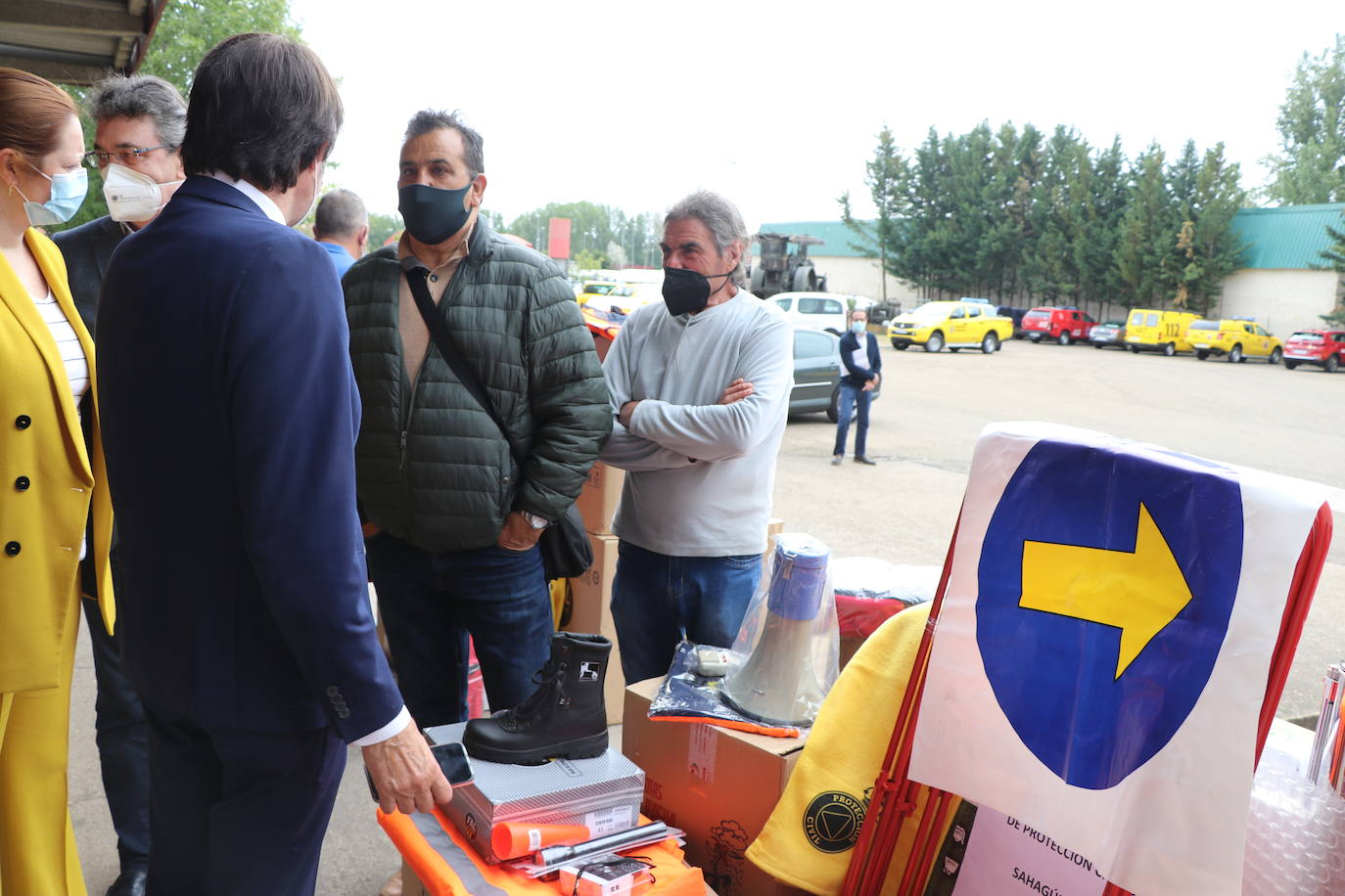 El consejero de Fomento y Medio Ambiente, Juan Carlos-Suárez Quiñones, entrega material y vestuario a las 29 agrupaciones y dos asociaciones del colectivo de voluntarios en la provincia de León 