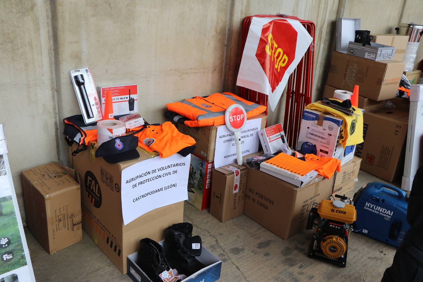 El consejero de Fomento y Medio Ambiente, Juan Carlos-Suárez Quiñones, entrega material y vestuario a las 29 agrupaciones y dos asociaciones del colectivo de voluntarios en la provincia de León 