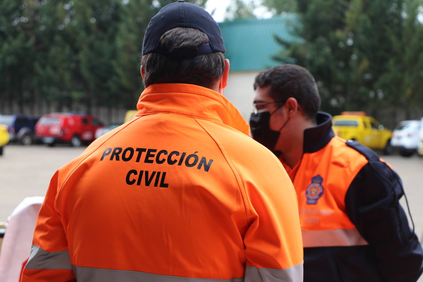 El consejero de Fomento y Medio Ambiente, Juan Carlos-Suárez Quiñones, entrega material y vestuario a las 29 agrupaciones y dos asociaciones del colectivo de voluntarios en la provincia de León 