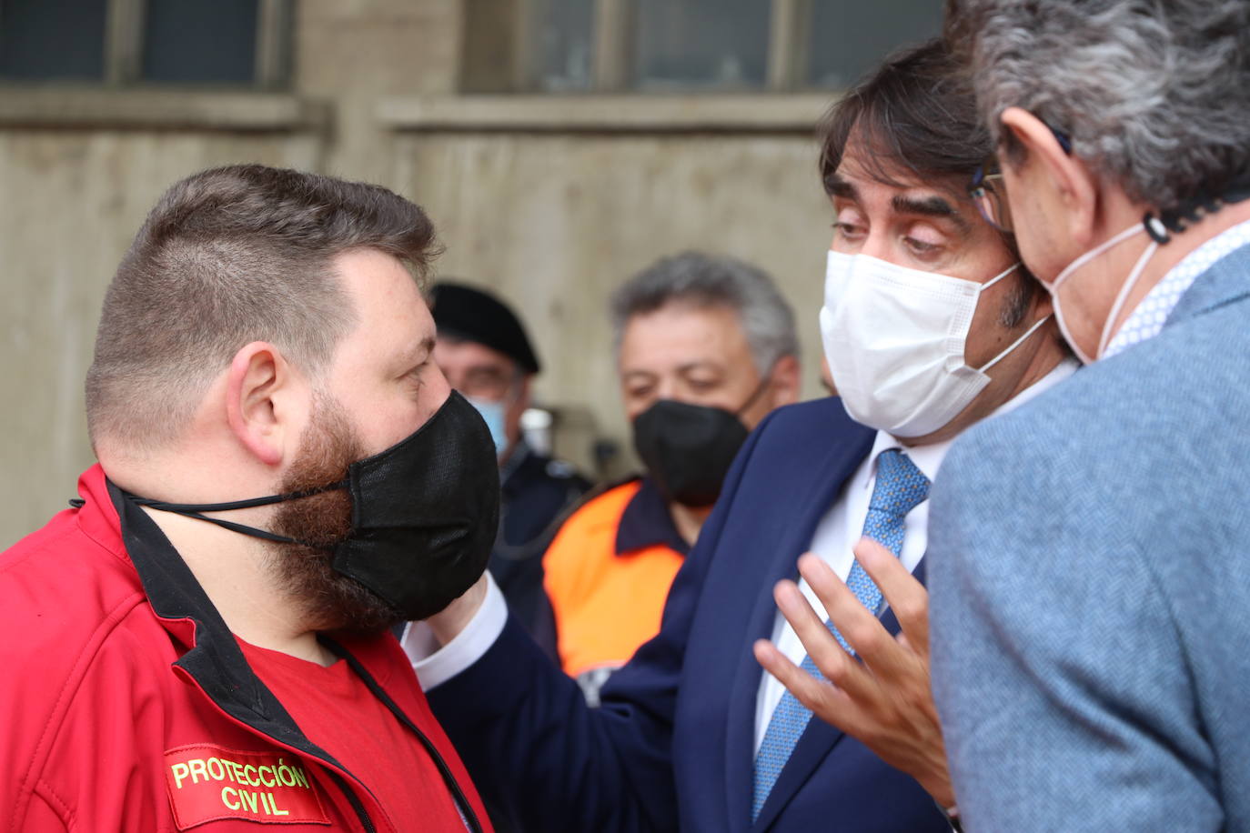 El consejero de Fomento y Medio Ambiente, Juan Carlos-Suárez Quiñones, entrega material y vestuario a las 29 agrupaciones y dos asociaciones del colectivo de voluntarios en la provincia de León 