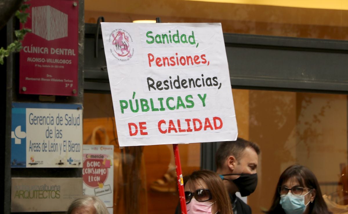 Decenas de personas reclaman una apuesta real y decidida por el sistema sanitario público frente a la Gerencia de Salud de León.