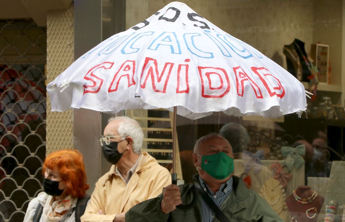 Decenas de personas reclaman una apuesta real y decidida por el sistema sanitario público frente a la Gerencia de Salud de León.