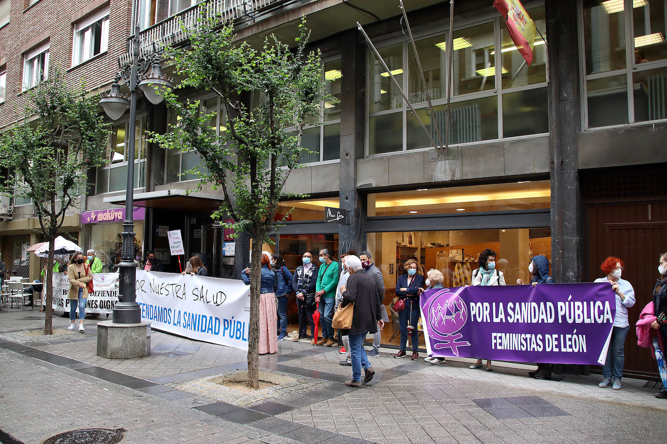 Decenas de personas reclaman una apuesta real y decidida por el sistema sanitario público frente a la Gerencia de Salud de León.