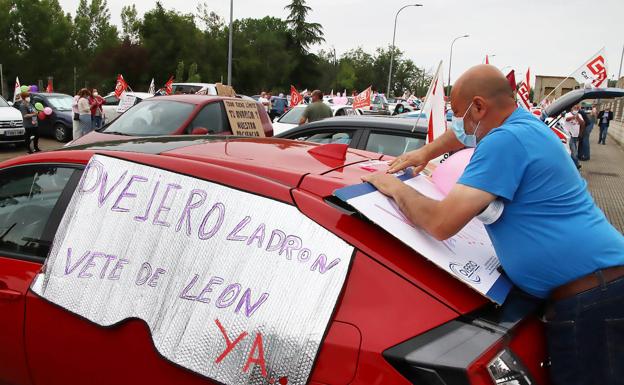 Imagen del inicio de la manifestación caravana en Laboratorios Ovejero. 