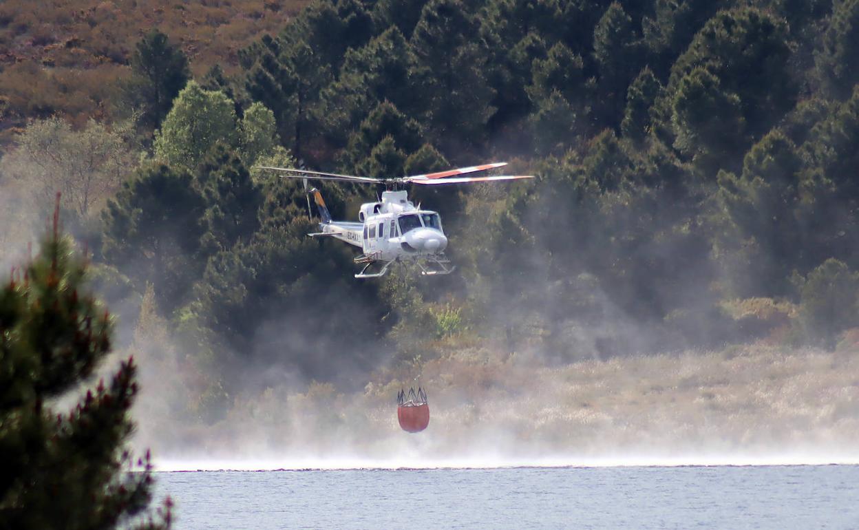 Efectivos y medios de Junta y de la Unidad Militar de Emergencias trabajan en la extinción del incendio.