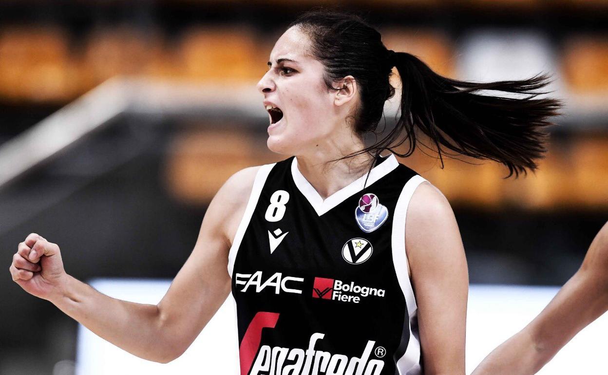 Ángela Salvadores, en su etapa en el Virtus Bolonia.