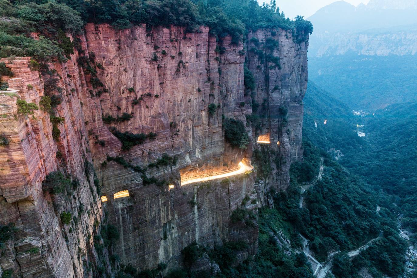 Túnel de Guoliang, China | Este espectacular túnel fue construidos por los habitantes de la aldea de Guoliang y cuenta con cuatro metros de ancho, con unos pilares de madera como único elemento de seguridad en la altura de la montaña. 