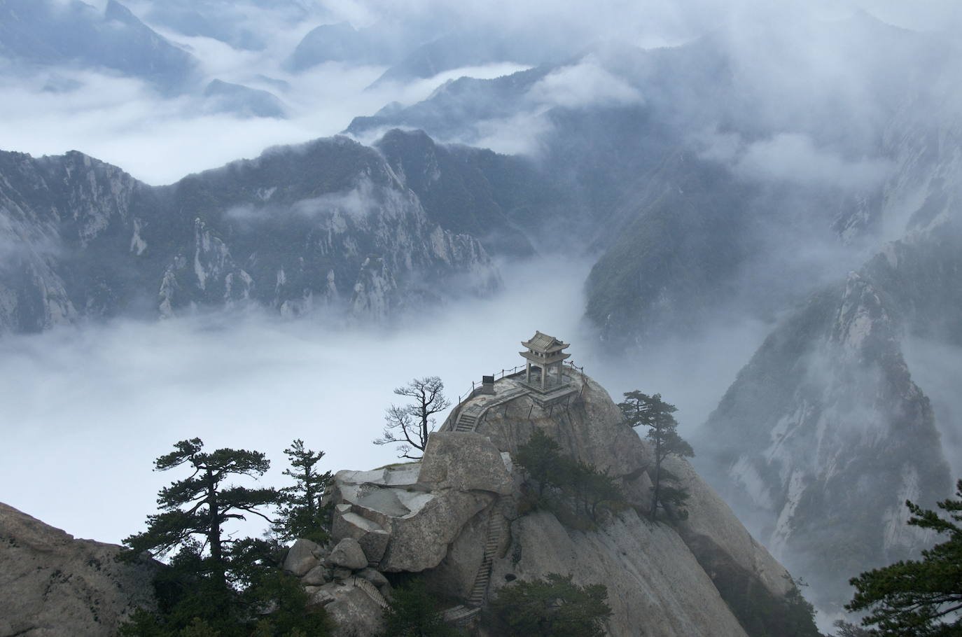 Hua-Shan, China | Llegar hasta la montaña sagrada de Hua-Shan es una aventura de riesgo, ya que hay que atravesar uno de los senderos más escarpados y peligrosos del mundo, en el que se han producido más de un centenar de muertes. 