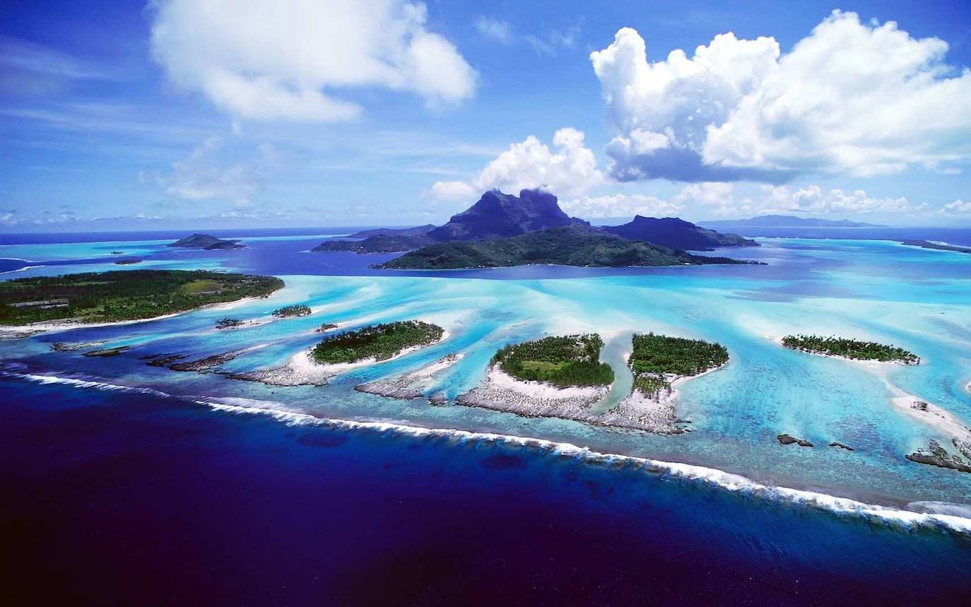 Atolón Bikini, Islas Marshall | Aunque a simple vista parece una isla paradisíaca, dejó de serlo cuando Estados Unidos decidió emplear este lugar para realizar sus pruebas con armas nucleares. La zona fue desalojada y contaminada con altos niveles de radiación, por lo que no se recomienda visitarla. 