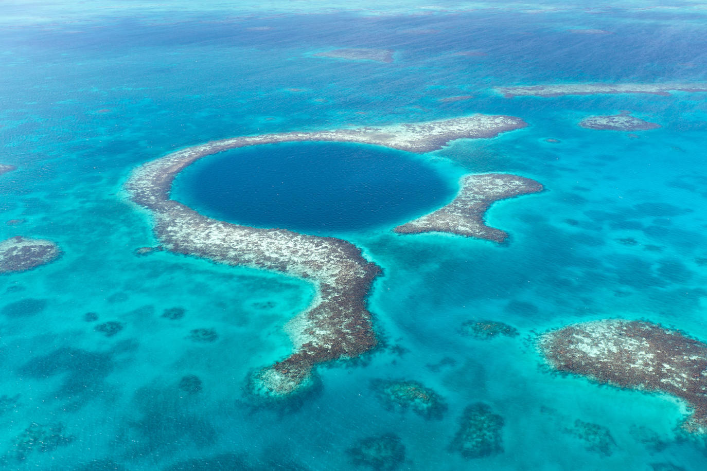 Blue Hole, Belice | Este impresionante agujero azul tiene 305 metros de diámetro y 123 metros de profundidad y es un atractivo para los submarinistas, aunque su belleza también supone un gran peligro si no se toman precauciones. 