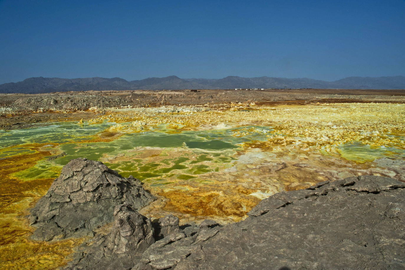 Desierto de Danakil, Eritrea | Este lugar es probablemente el desierto más arriesgado del mundo: lava, ácido sulfúrico hirviendo y gases lo convierten en una de las zonas más peligrosas que visitar. 