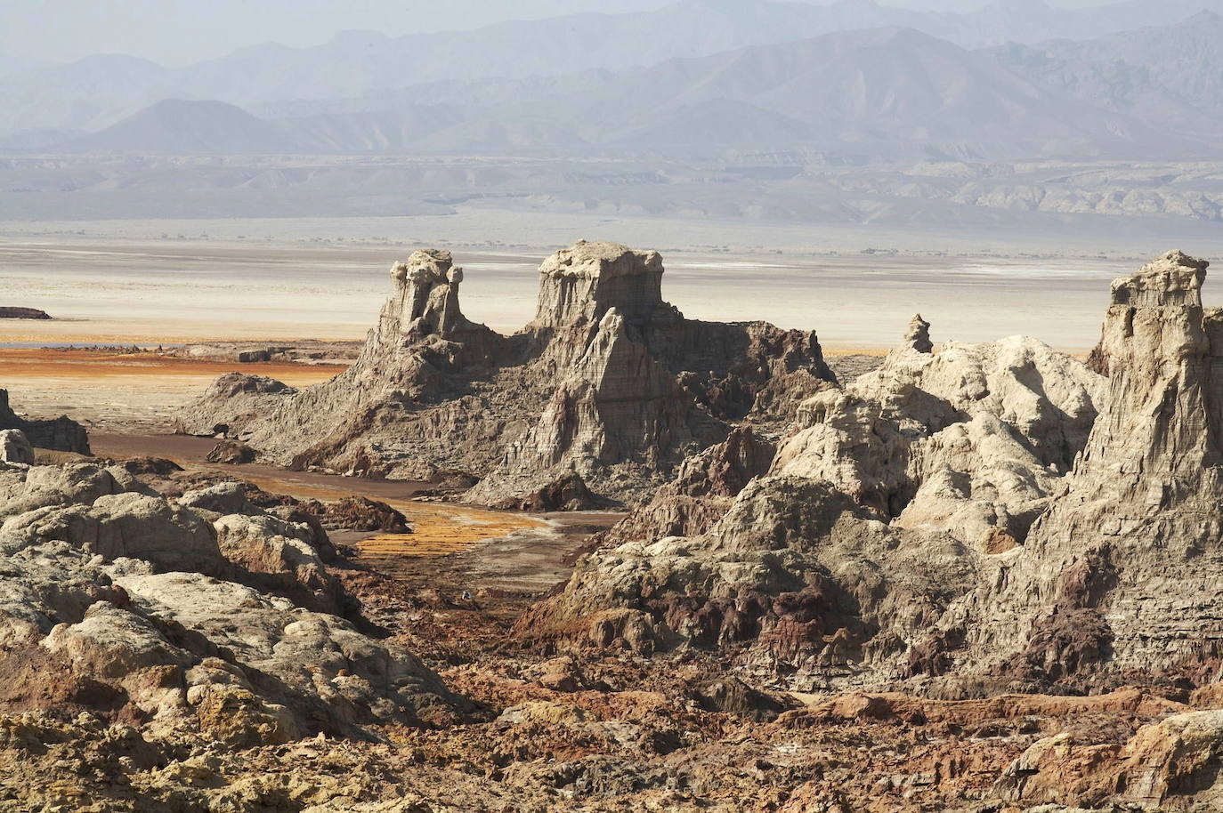 Depresión de Afar, Etiopía | Aquí se encuentra el volcán Erta Ale, cuyos constantes sismos mueven el terreno de la zona intensamente, debido a los dos lagos de lava que se encuentran en su interior. 