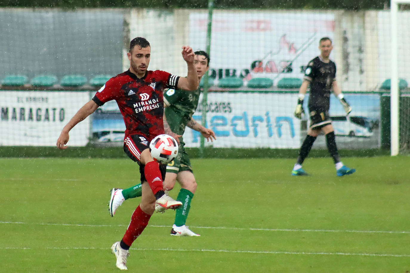 El Atlético Astorga recibió al Mirandés B en la semifinal del playoff de ascenso a Segunda RFEF.