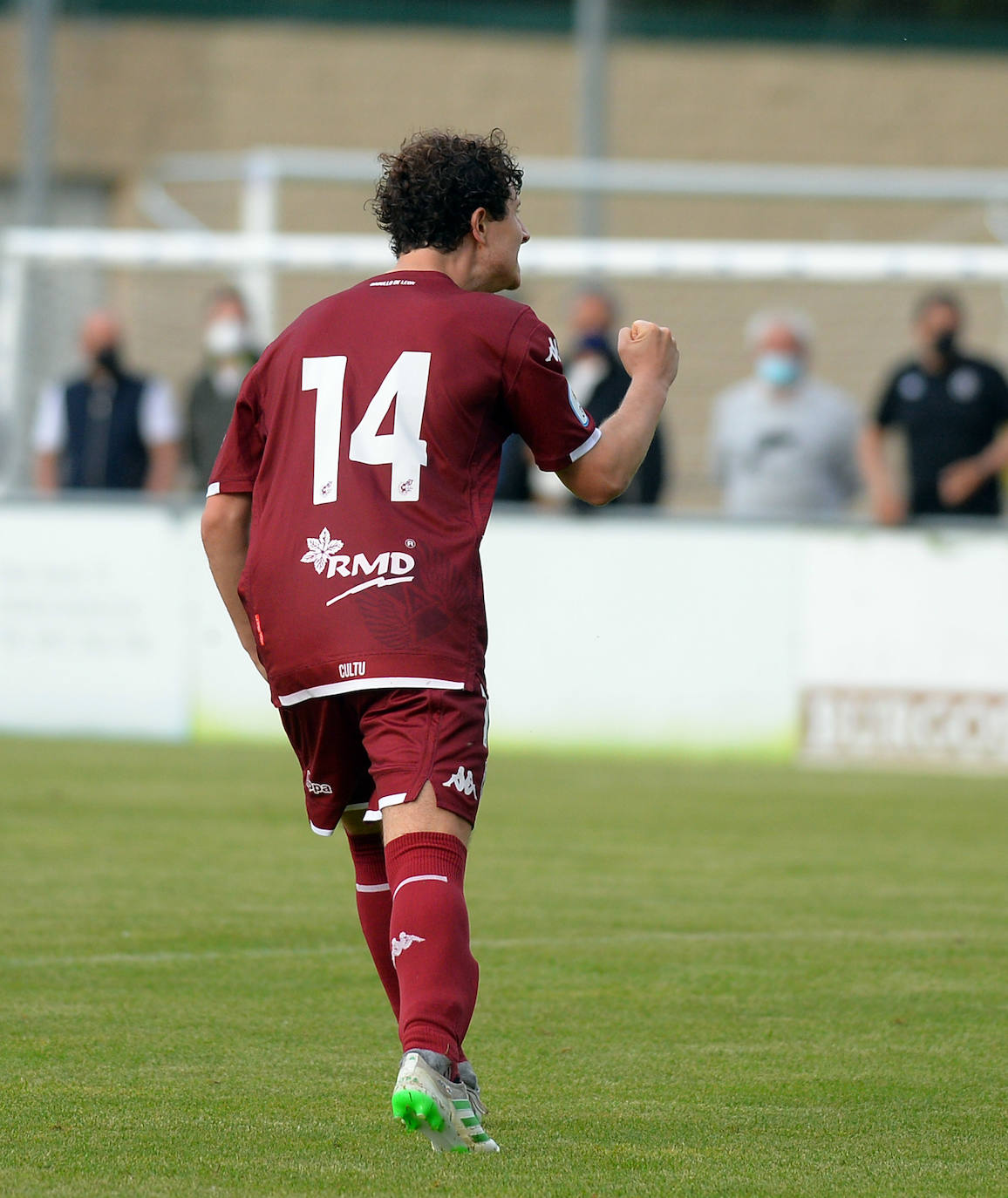 El conjunto leonés pierde en las semifinales de la fase de ascenso ante el Burgos Promesas por 2-1.