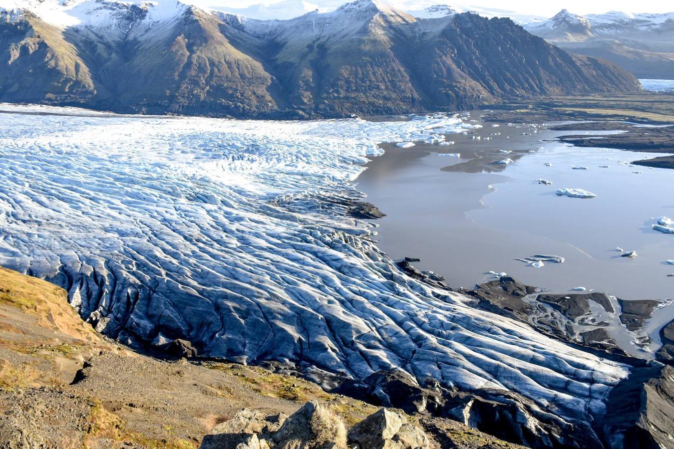 Glaciar Vatnajökull (Islandia): Esta imponente masa de hielo ocupa prácticamente el 10% del mapa de Islandia extendiéndose a lo largo de nada menos que 8000 kilómetros cuadrados y con una capa de hielo que llega a alcanzar el kilómetro de espesor. Unas dimensiones que lamentablemente al igual que ocurre con la mayoría de grandes glaciares no deja de disminuir año tras año.