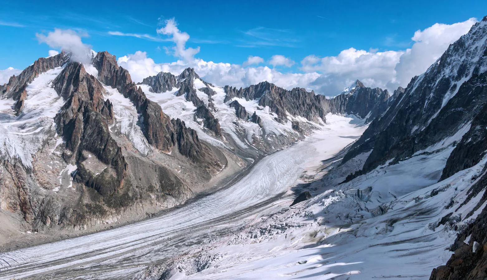 Glaciar Mer de Glace (Francia): Este famoso glaciar ubicado en las laderas norte del macizo de Mont Blanc en los Alpes franceses cuenta con 7 kilómetros de largo y 200 metros de profundidad, convirtiéndose así en el glaciar más largo de Francia.