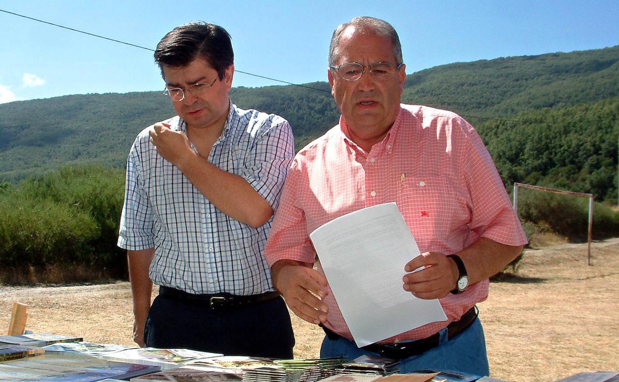 Cipriano Elías (D), en la presentación de la feria de Artesanía de Riello en 2003. 