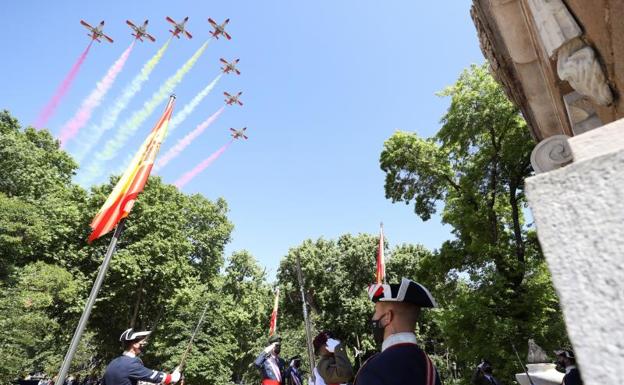 Imagen principal - Los Reyes presiden otro Día de las Fuerzas Armadas sin desfile